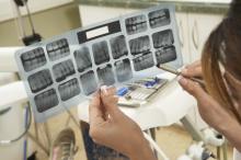 Parodontologo che analizza il caso clinico